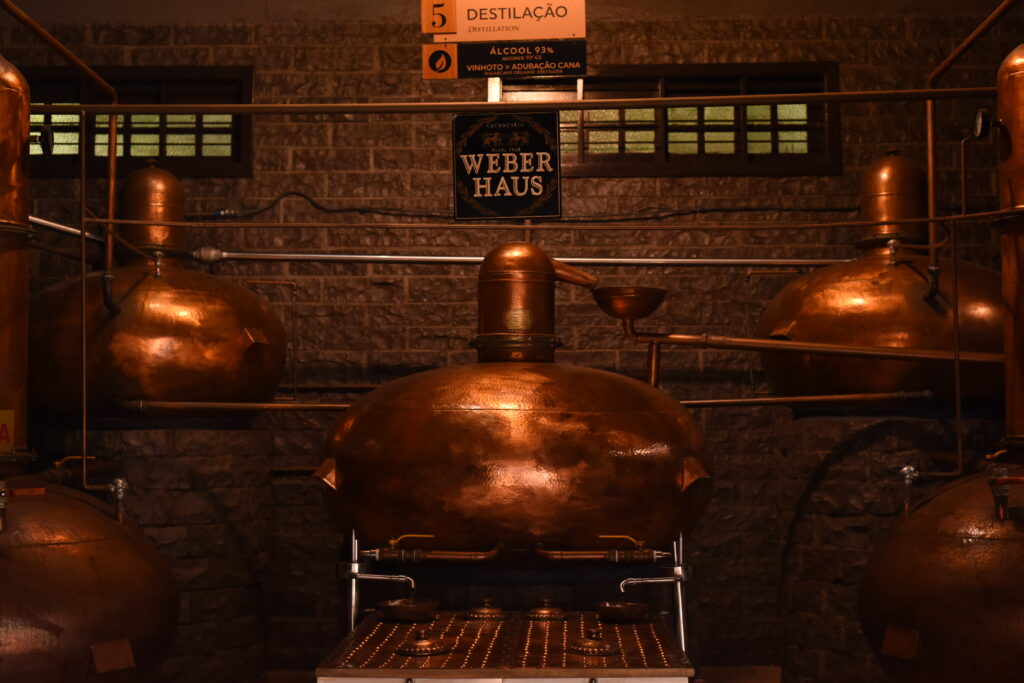 Alambiques de cobre da Weber Haus, onde a cachaça é destilada.