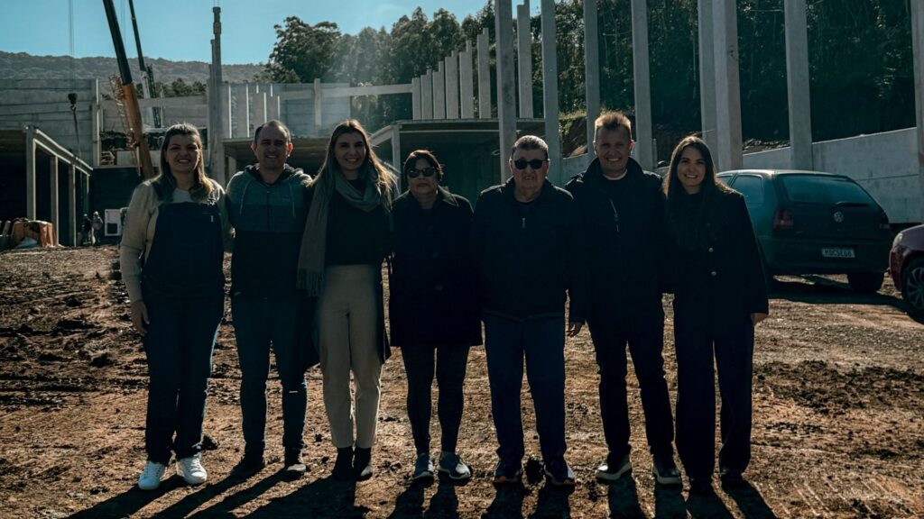 Família Weber em frente a sua nova fábrica.