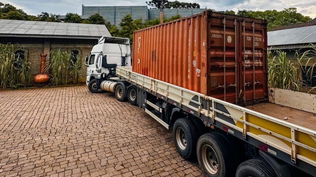Contêiner com cachaça Weber Haus sendo preparado para exportação internacional.