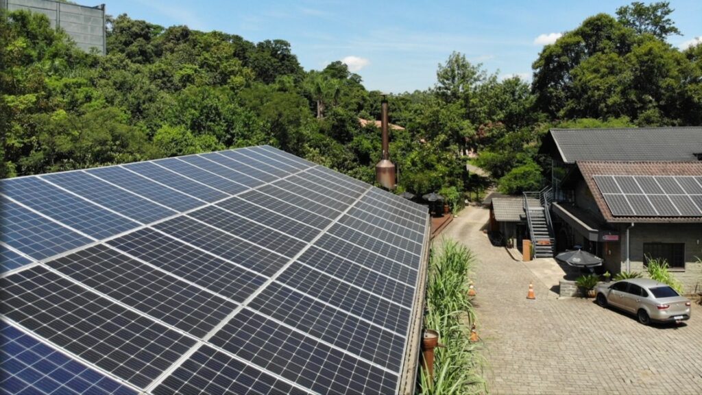 Painéis solares instalados na destilaria Weber Haus em Ivoti, RS