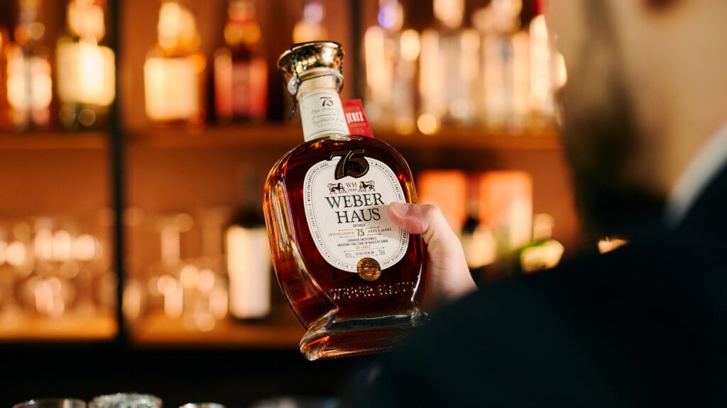 Cachaça Extra Premium 7,5 Anos Weber Haus, edição comemorativa aos 75 anos da destilaria, premiada com medalha de ouro no Brasil Selection 2025.