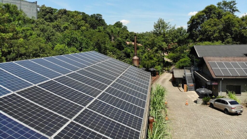 Painéis de energia solar na destilaria Weber Haus, reforçando o uso de energia limpa e o compromisso da marca com a sustentabilidade.