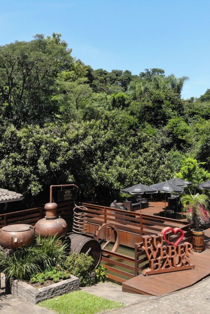 Área de visitação da destilaria Weber Haus em Ivoti/RS, destacando a experiência de turismo e o contato com a natureza.