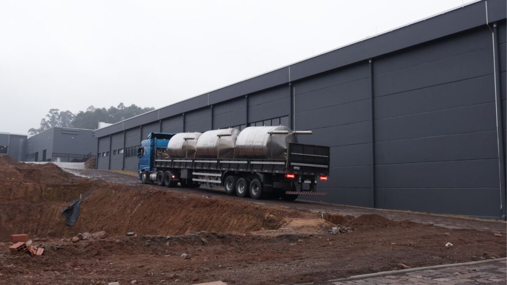 Nova fábrica da Weber Haus com biorrefinaria integrada recebe novos equipamentos dando início a uma nova fase na obra.