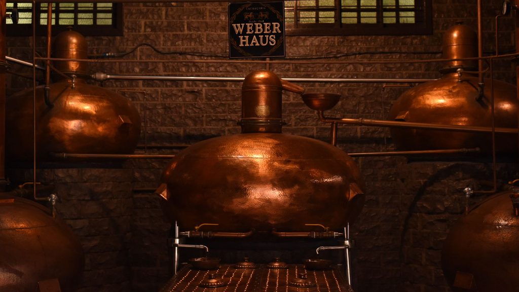 Alambiques de cobre utilizados para fazer a cachaça Weber Haus