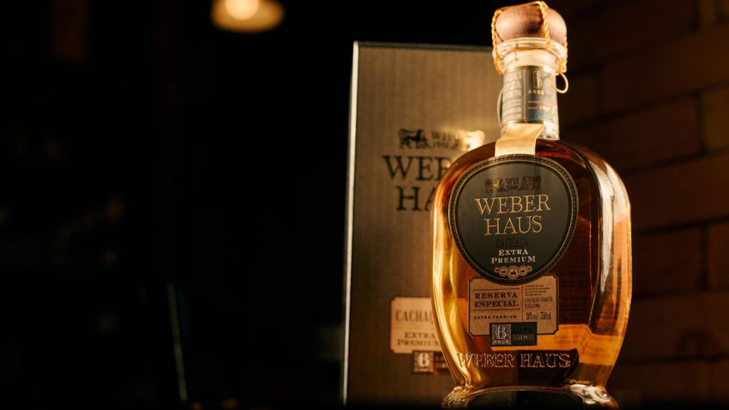 Cachaça Extra Premium 6 anos Weber Haus, premiada nacional e internacionalmente.
