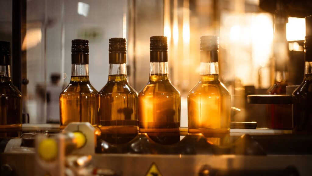 Cachaça Weber Haus sendo engarrafada na destilaria.