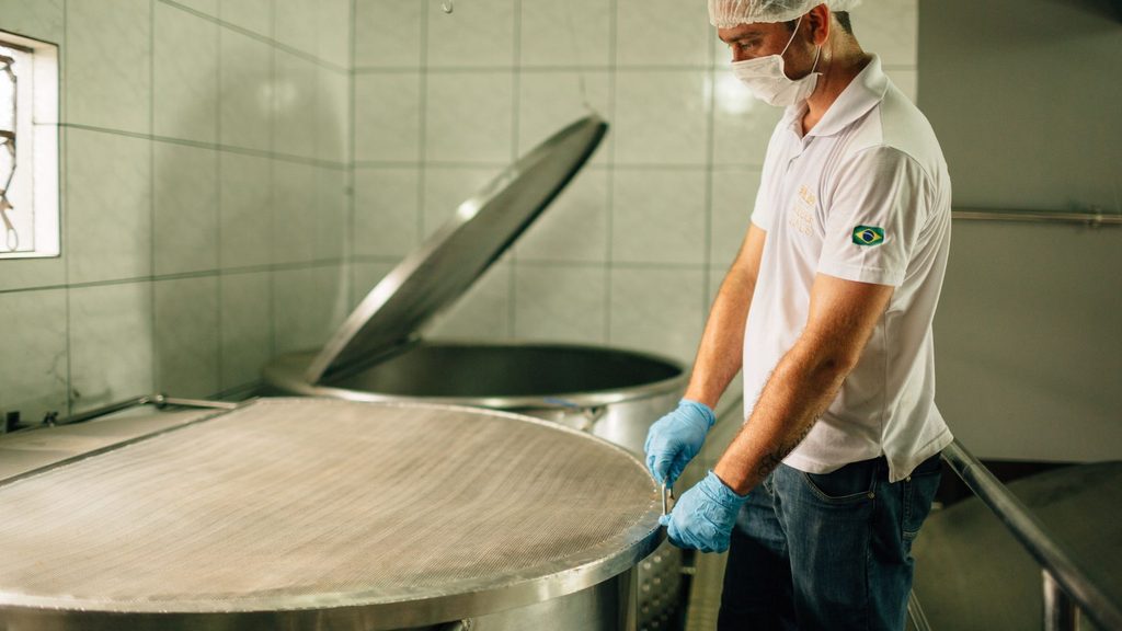 Controle da fermentação no processo de como é feita a cachaça Weber Haus